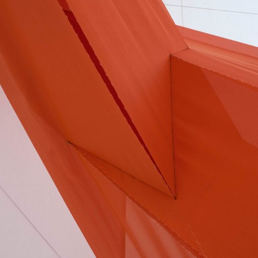 Rauminstallation auf dem Kirkeby Feld Museum, 2025, Mesh Gewebe und Raumzeichnung ca. 900 x 380 x 650 cm, Detail