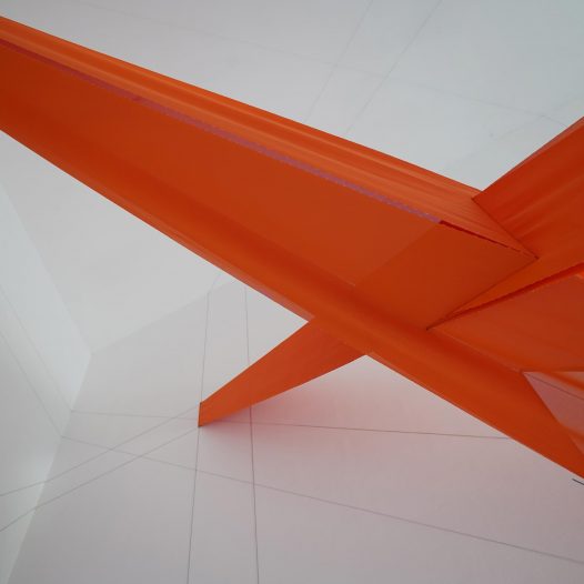 Rauminstallation auf dem Kirkeby Feld Museum, 2025, Mesh Gewebe und Raumzeichnung ca. 900 x 380 x 650 cm