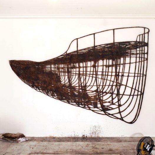 Dunkles Boot, 2021, 230 x 330 cm, Bleistift, Graphit, Kohle, Öl, gerissenes Papier
