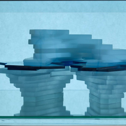 Morphologie des Schmelzens:  In Memory of A 23a, 2026, Skulptur auf Sockel, 44 x 44 x 21 cm