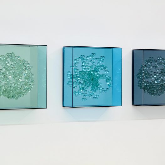 Mindscapes_Growing 4, 1, 2, 2022,  Acrylglas, Spiegel, Glaskugeln, 32 x 32 x 10 cm