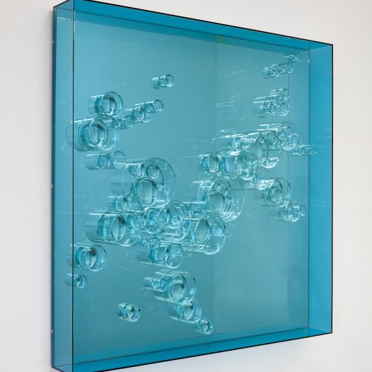 Mindscapes_Floating 1, 2023, Acrylglas, Spiegel, Glaslinsen, je 80 x 80 x 10 cm