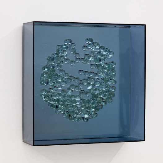 Mindscapes_Growing 2, 2022,  Acrylglas, Spiegel, Glaskugeln, 32 x 32 x 10 cm