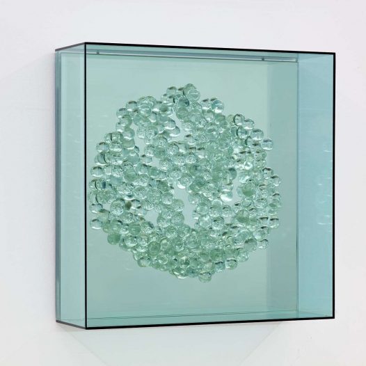 Mindscapes_Growing 4, 2022,  Acrylglas, Spiegel, Glaskugeln, 32 x 32 x 10 cm