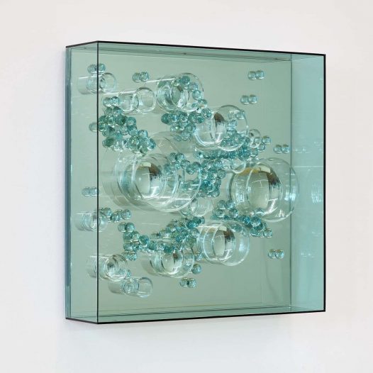 Mindscapes_Searching 1, 2022, Acrylglas, Spiegel, Glaskugeln, Glaslinsen, 40 x 40 x 10 cm