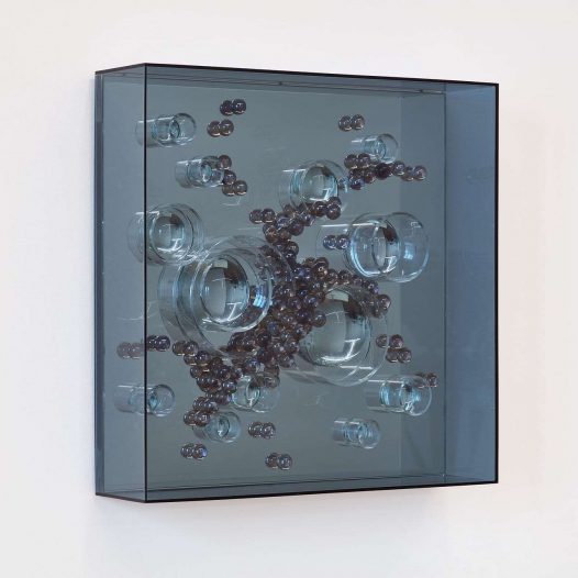 Mindscapes_Searching 2, 2022, Acrylglas, Spiegel, Glaskugeln, Glaslinsen, 40 x 40 x 10 cm
