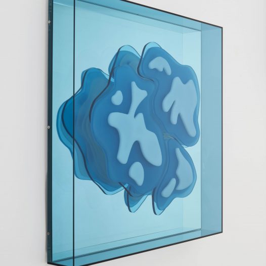 Morphologie des Schmelzens (7), 2026, Acrylglas, Spiegel, 32 x 32 x 10 cm