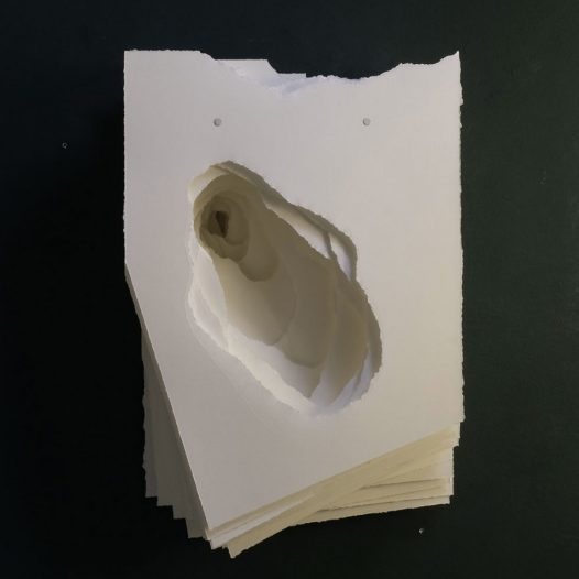 2022-014 Terforation, Papier 200g, gerissen, Halterung aus Metall und Kunststoff, 75 x 49 x 22 cm
