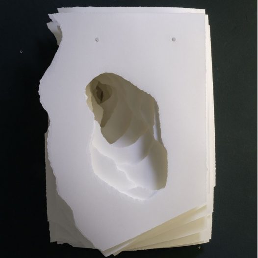 2022-013 Terforation, Papier 200g, gerissen, Halterung aus Metall und Kunststoff, 74 x 51 x 22 cm, € 6.300,-