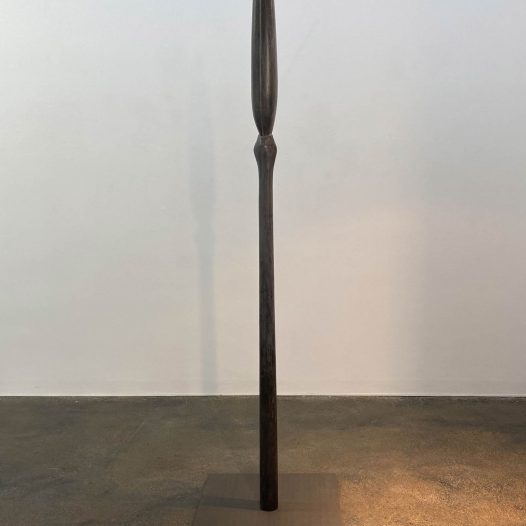 Paul Diestel: Knospe, 2018, Fichtenholz, Erdpigment, Kalk, Hasenleim, 250,0 x 12,0 x 12,0 cm