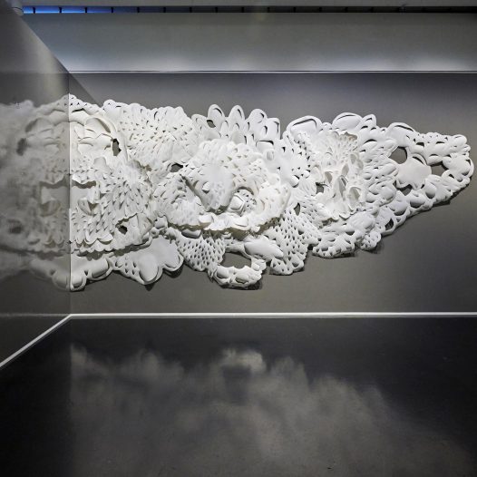 Elephant's Breath (#1919), 2019, Aquarellkarton, 360 x 1800 x 6 cm, Installation im Kerava Art Museum, Helsinki (rechter Schenkel)