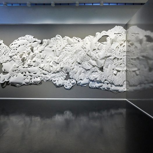 Elephant's Breath (#1919), 2019, Aquarellkarton, 360 x 1800 x 6 cm, Installation im Kerava Art Museum, Helsinki (linker Schenkel)